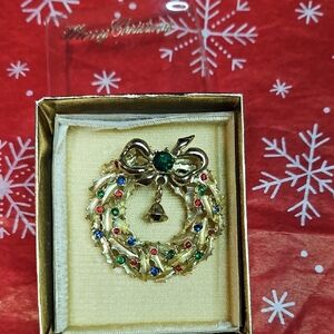 Elegant Vintage Gold Wreath Brooch with Multicolor Gemstones